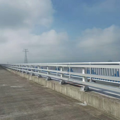 三横梁防撞护栏